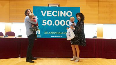 Nico, con dos años, es el habitante número 50.000 de Tres Cantos