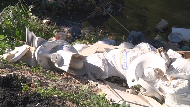 Vertidos, basura, suciedad y escombros a orillas del río Guadarrama