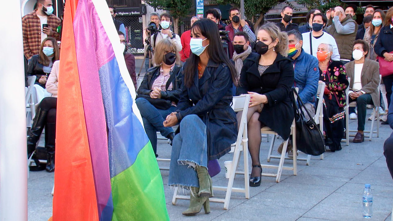 Villacís se compromete en el izado de la bandera multicolor en Chueca a seguir luchando por los derechos LGTBI