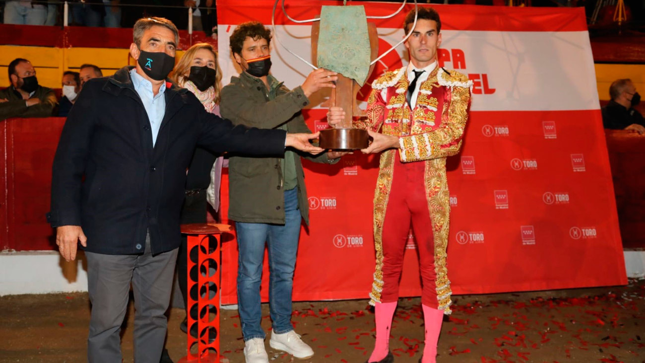 Fernando Adrián gana la Copa Chenel tras cortar tres orejas en Cadalso de los Vidrios (parte 1)