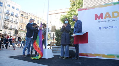 La bandera LGTBI ondeará en la plaza de Pedro Zerolo al término de las obras previstas