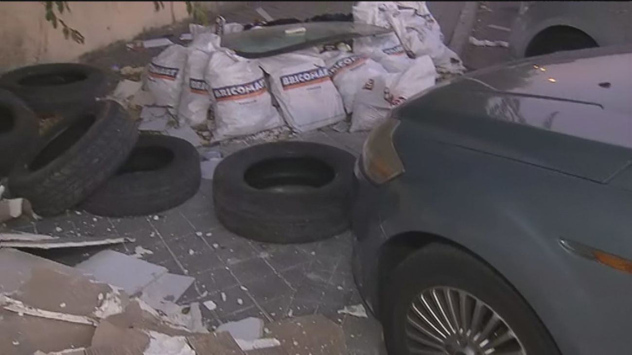 Colchones, neumáticos, escombros y basura convierten en un vertedero un parking disuasorio en Vallecas