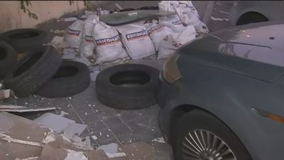 Colchones, neumáticos, escombros y basura convierten en un vertedero un parking disuasorio en Vallecas