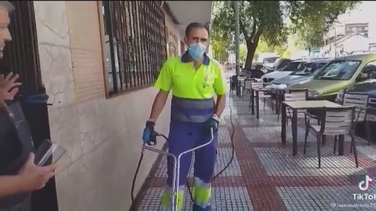 El vídeo viral de una mujer contra unos operarios de Alcobendas: "Estoy en la acera y pago impuestos igual que tú"