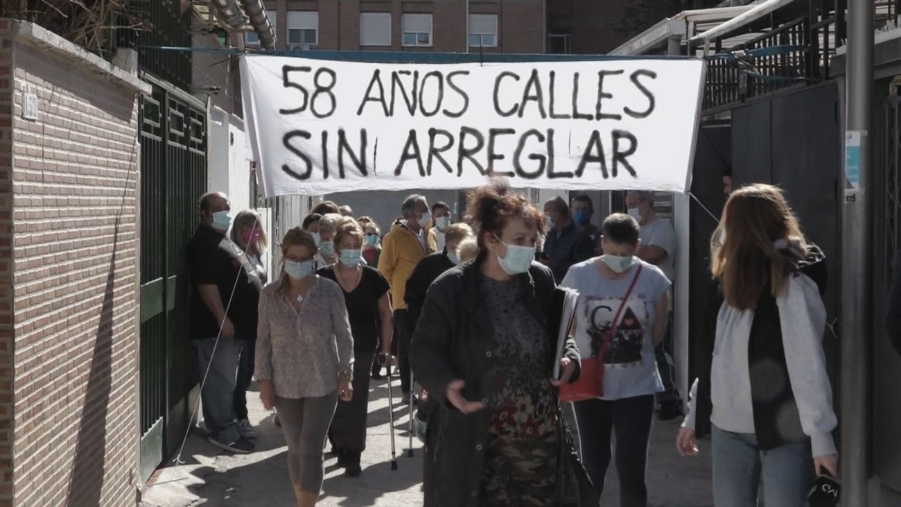 Los vecinos de Entrevías denuncian que hay calles que llevan más de 60 años sin arreglarse