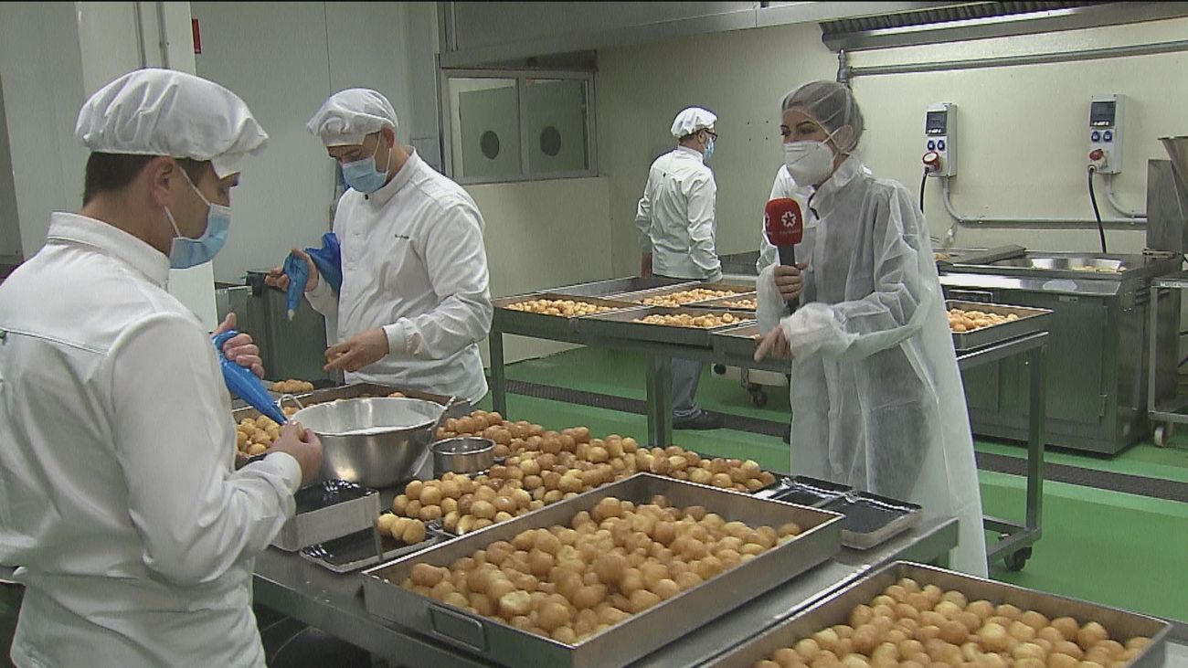 Los buñuelos llegan puntuales a su cita de Todos los Santos en Madrid