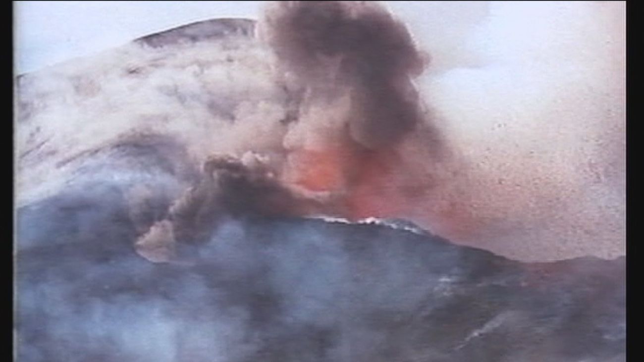 Se cumplen 50 años de la erupción del volcán Teneguía mientras  el Cumbre vieja sigue echando lava