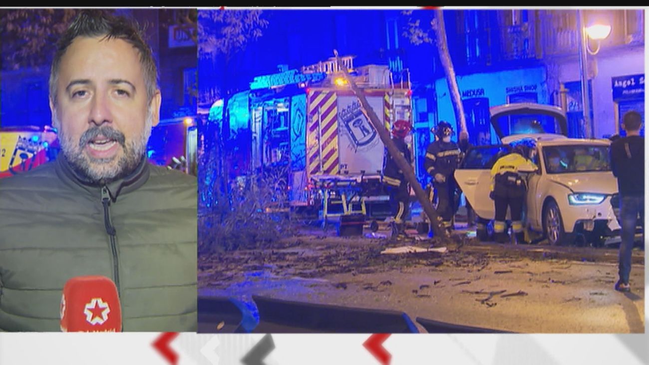 Susto en la calle Carranza por el accidente de un coche que se estrelló contra varios árboles