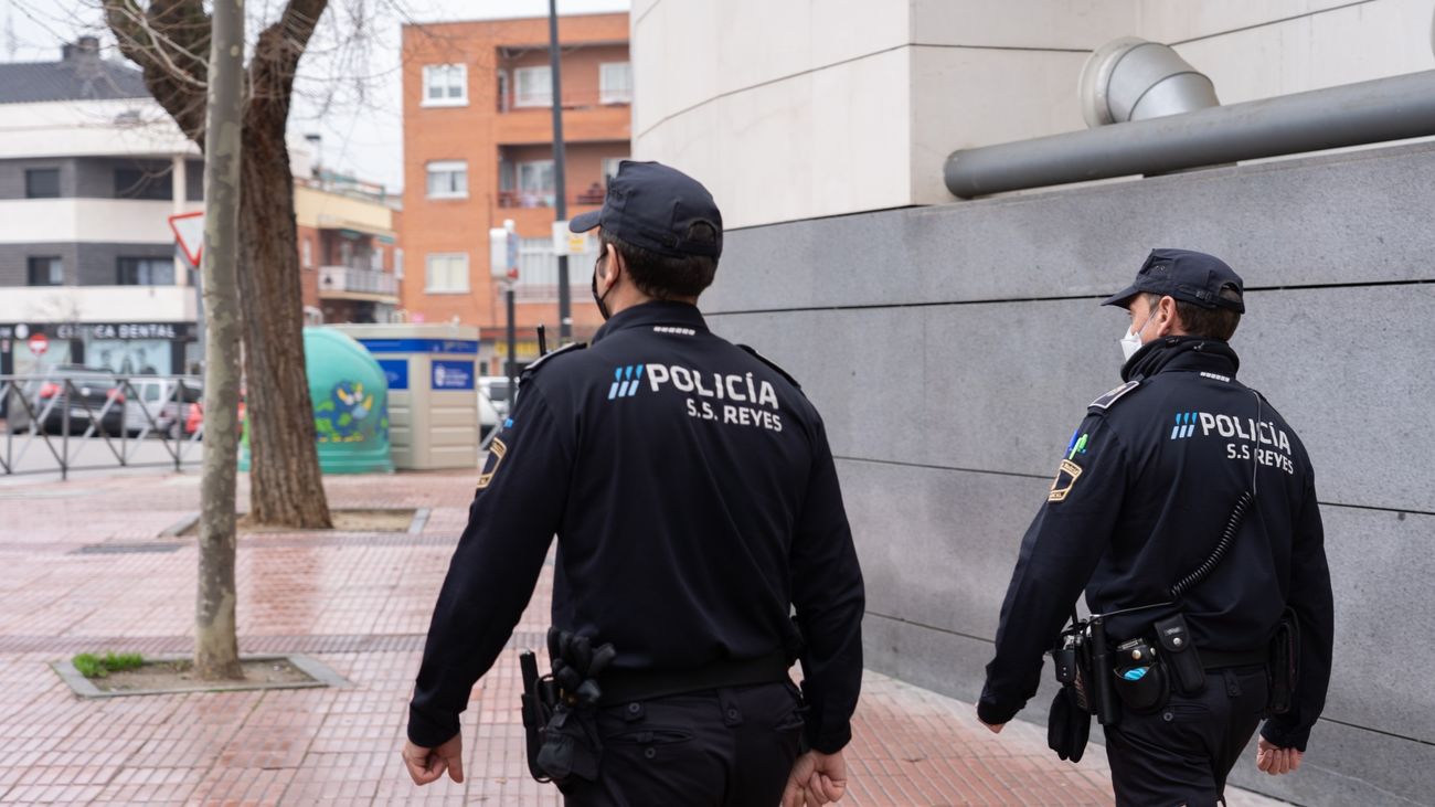Agentes de Policía Local de San Sebastián de los Reyes de patrulla por la calle