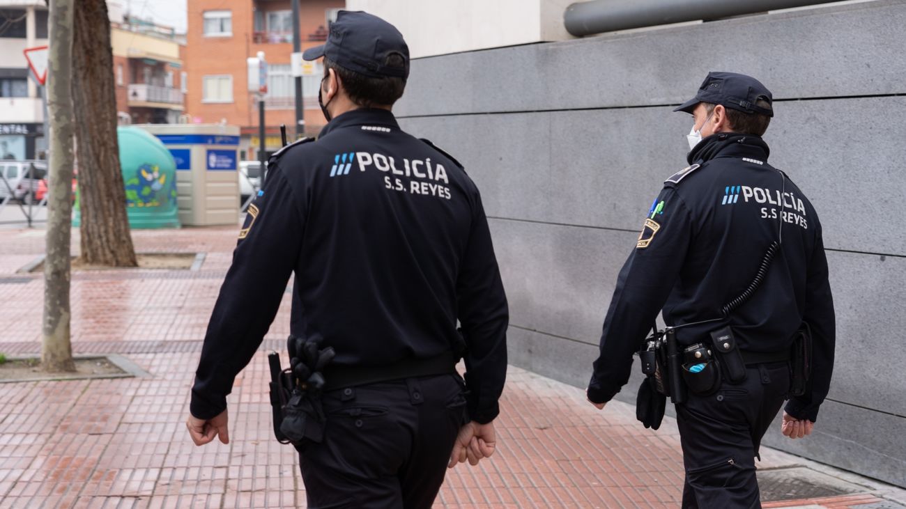 Policía Local de San Sebastián de los Reyes de patrulla por la calle