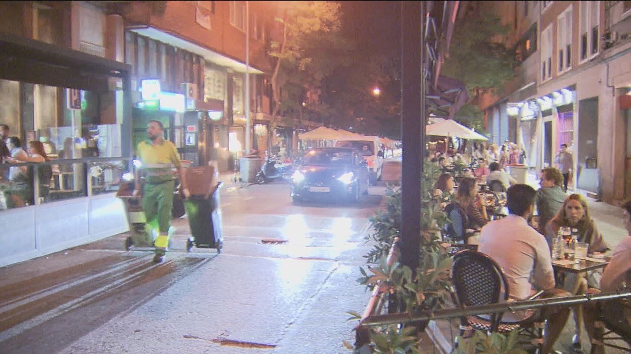 Almeida responde a los vecinos que han protestado en Cibeles que las terrazas Covid acabarán en diciembre
