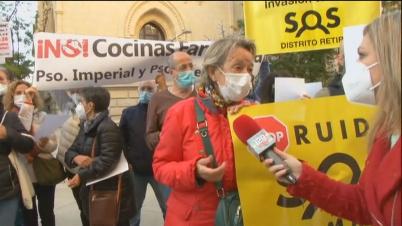 Asociaciones vecinales  se concentran en el  Ayuntamiento contra las 'terrazas Covid' y las 'cocinas fantasma'