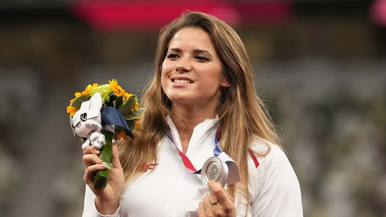 María Andrejczyk subasta su medalla olímpica para la operación de un bebé