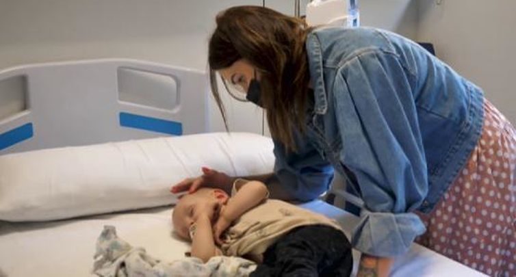 El pequeño Milos ha permanecido más de un mes en Barcelona tras ser operado del corazón / Agencias