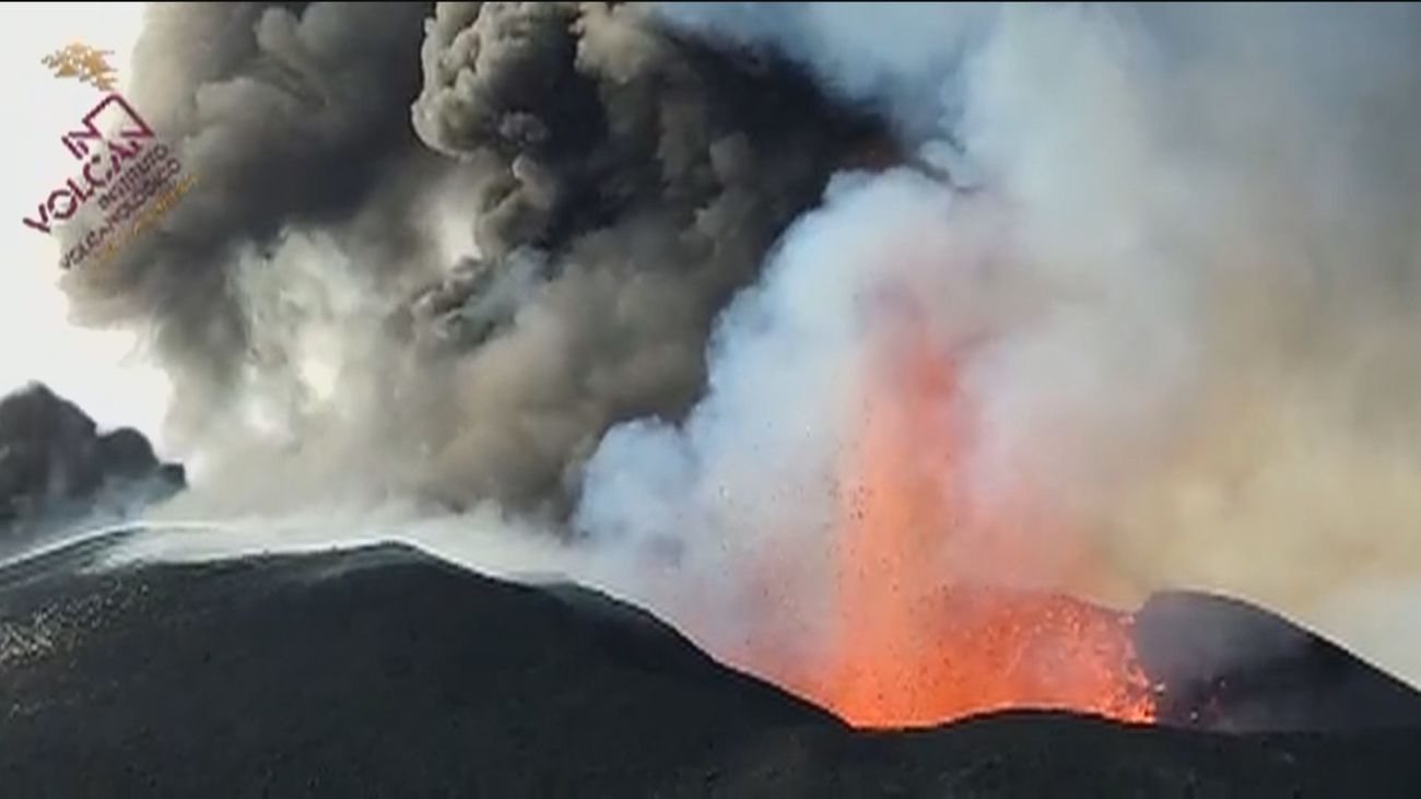 La Palma sigue temblando mientras el cono del volcán cambia de forma