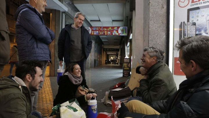 Voluntarios comparten café y conversación con personas sin hogar / SOLIDARIOS