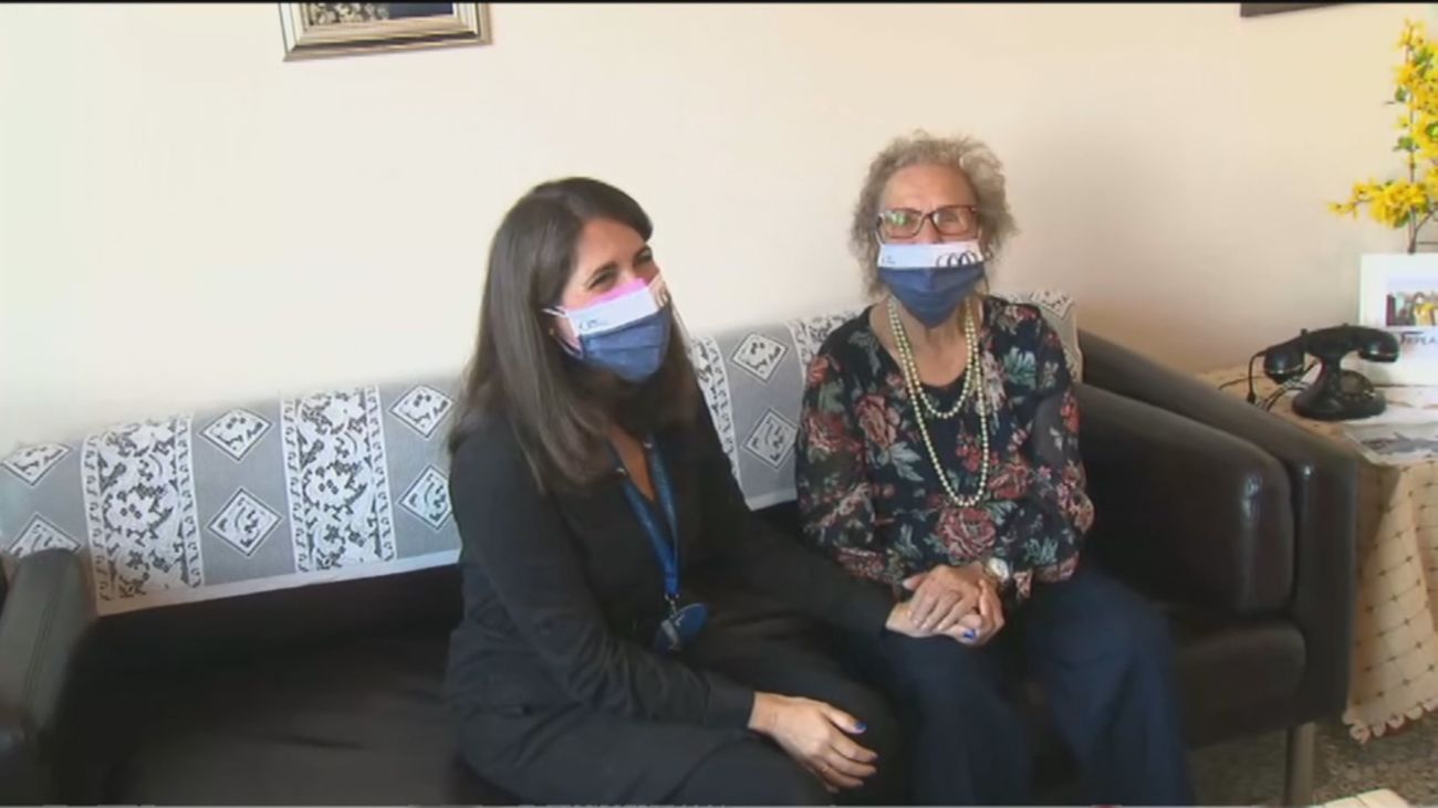 ‘Adopta un Abuelo’ hace felices a los mayores y a los voluntarios que les hacen compañía