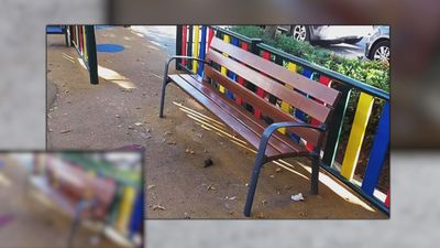 Los vecinos de Paracuellos conviven con una mujer agresiva que defeca y duerme en la plaza