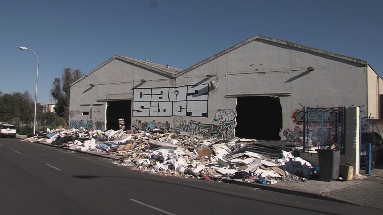 Un 'vertedero' que no deja de crecer en una nave de la Colonia Marconi