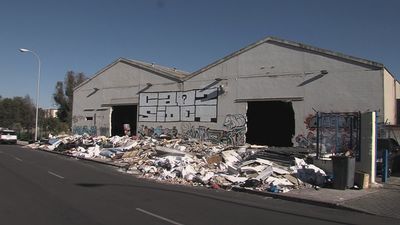 Un 'vertedero' que no deja de crecer en una nave de la Colonia Marconi