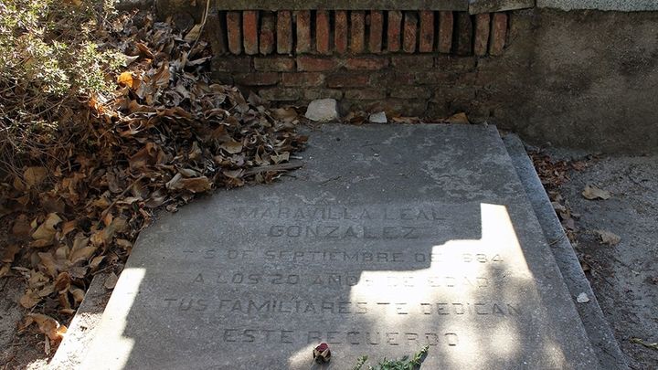 Tumba de Maravillas Leal / ENTRE PIEDRAS Y CIPRESES