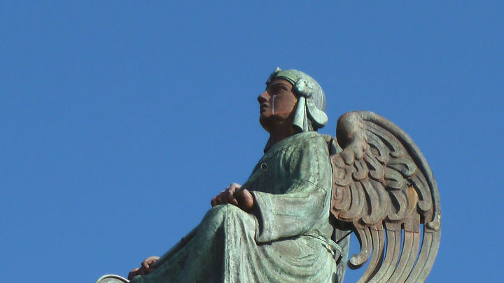 El  'ángel exterminador' del cementerio de La Almudena / LUIS GARCÍA