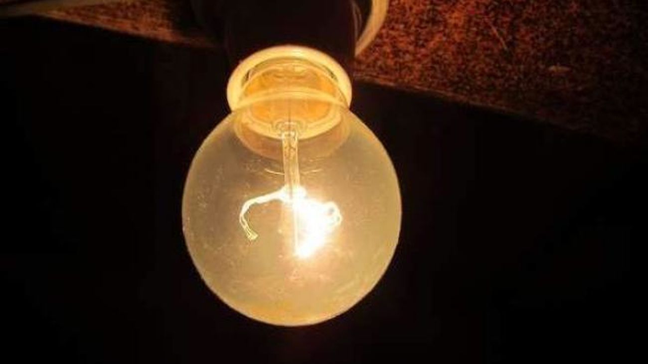 El precio de la luz sube este lunes un 3% hasta alcanzar los 236,51 euros/MWh