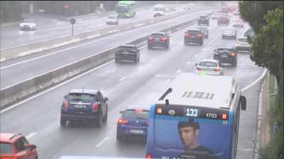 La lluvia complica el tráfico en las primeras horas del puente de Todos los Santos