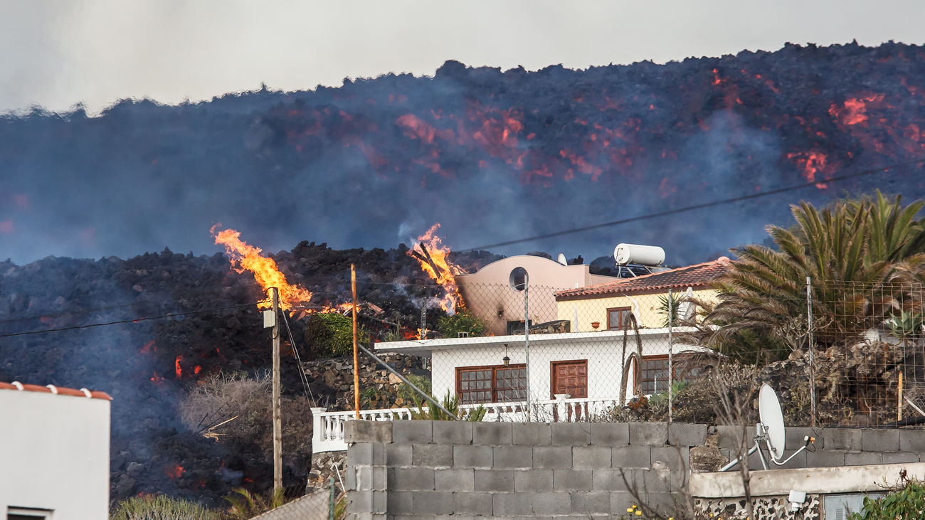 La lava del volcán de Cumbre Vieja arrasa varias viviendas