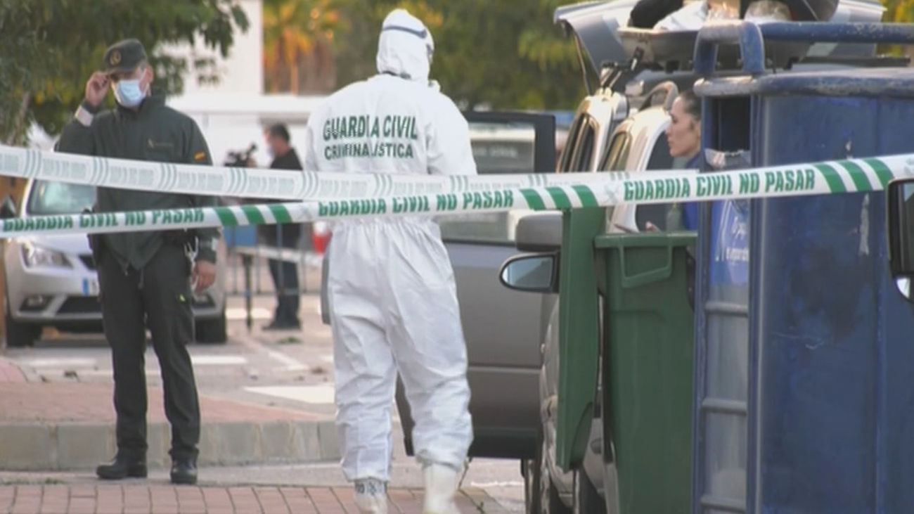 La Guardia Civil busca restos humanos en los contenedores de Torrevieja