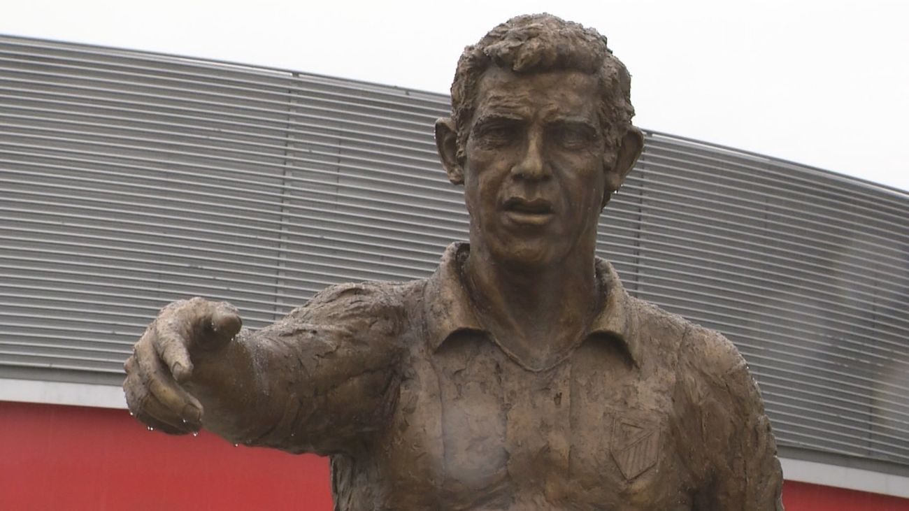 Queda inaugurada la estatua de Luis Aragonés en el Wanda Metropolitano