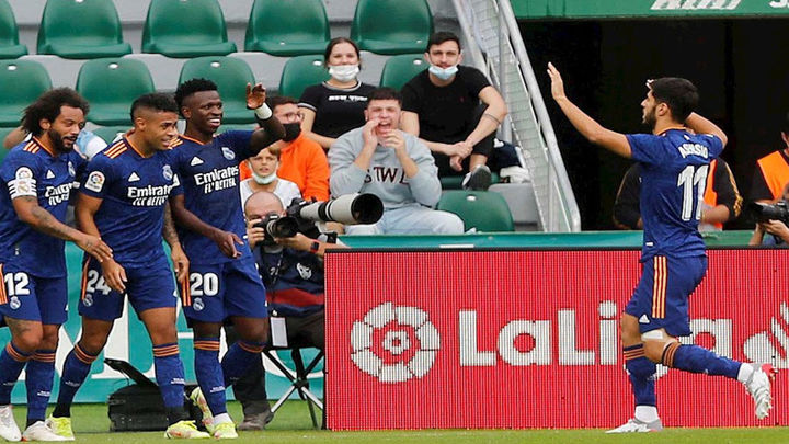 Vinicius Jr celebra con sus compañeros el gol ante el Elche / EFE