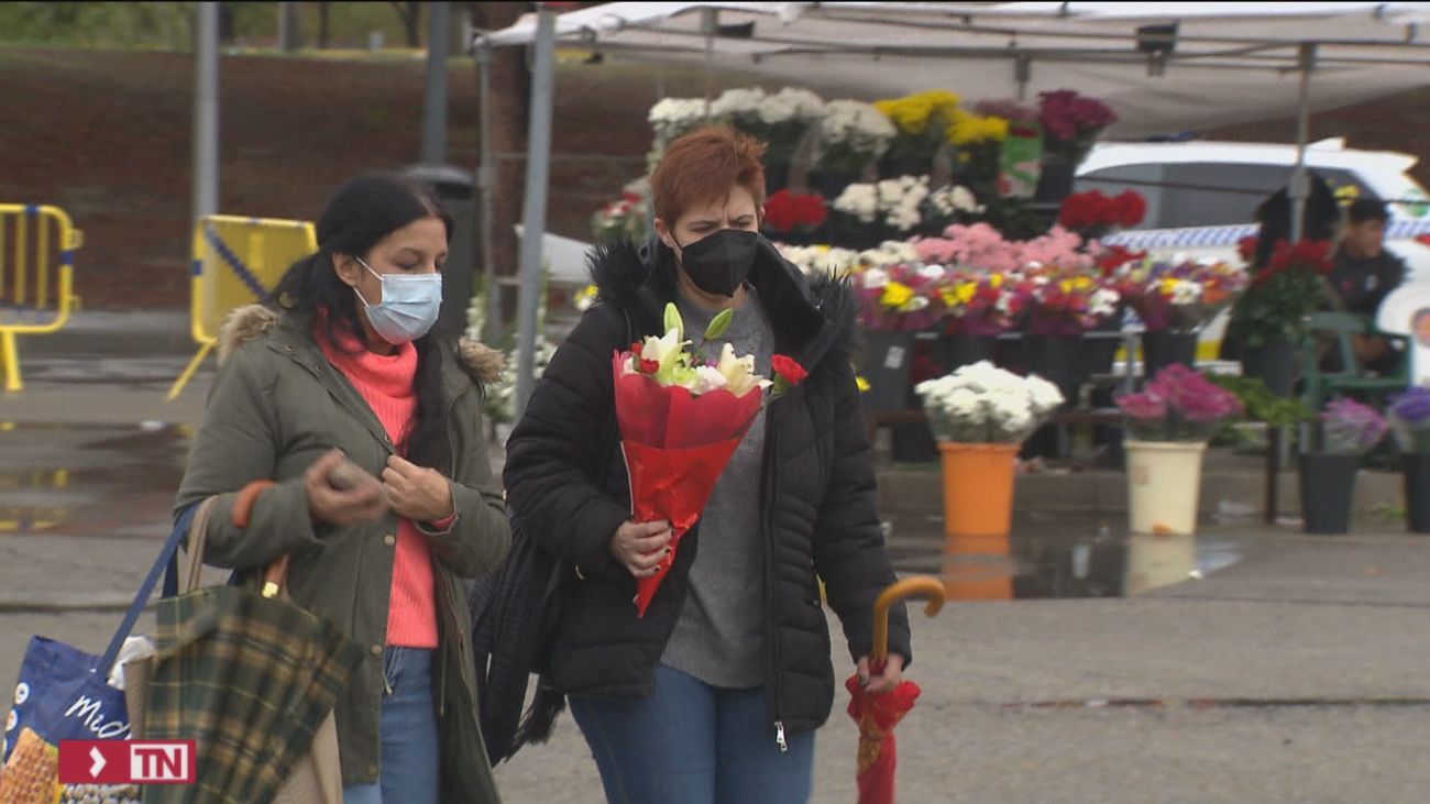 Los madrileños adelantan la visita a los cementerios para evitar las colas del 1 de noviembre