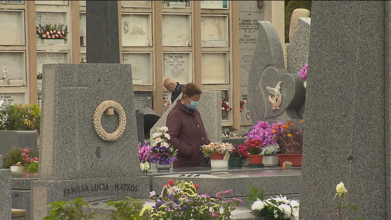 Los madrileños llenan los cementerios a pesar del viento y la lluvia