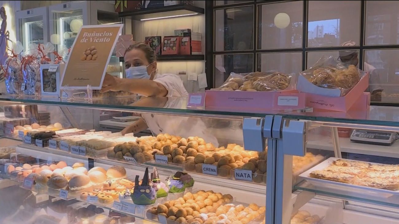 Buñuelos o huesos de santo... ¿Qué triunfa más en las pastelerías de Madrid en este puente?