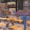 Buñuelos o huesos de santo... ¿Qué triunfa más en las pastelerías de Madrid en este puente?