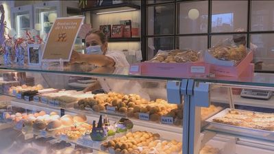 Buñuelos o huesos de santo... ¿Qué triunfa más en las pastelerías de Madrid en este puente?