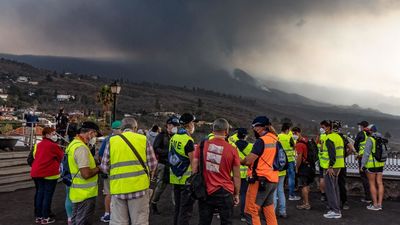 Ondas de choque, lava fluida, explosiones, nubes de ceniza... el volcán de La Palma no cesa de rugir
