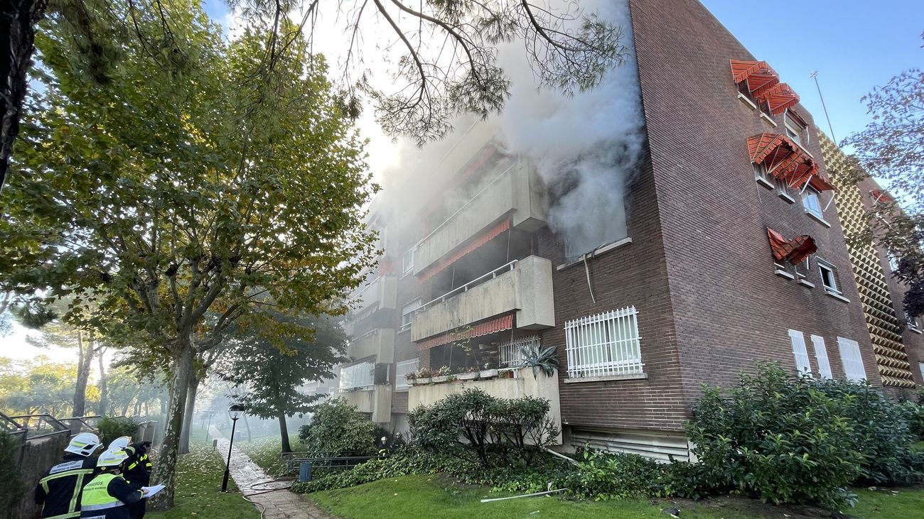 Un joven sufre quemaduras y un hombre resulta intoxicado en el incendio de una vivienda en Pozuelo de Alarcón