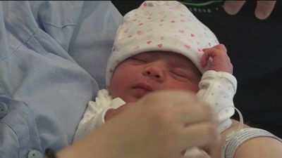 Las madres menores de 30 años ya pueden pedir la ayuda de 500 euros al mes en Madrid