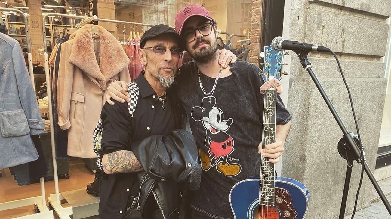 Fito Cabrales se pone a cantar con un músico callejero en la Gran Vía