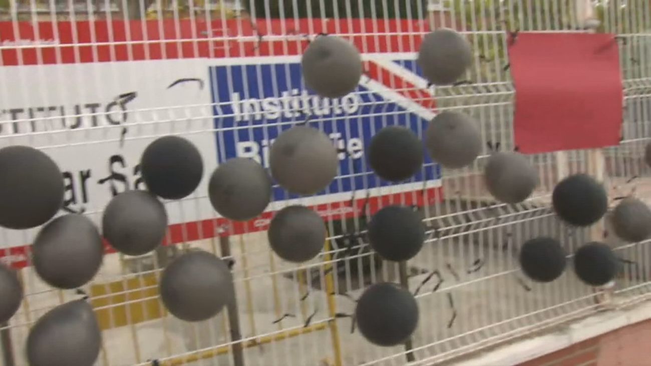 Lazos y globos negros para recordar a la adolescente fallecida en Azuqueca por intoxicación