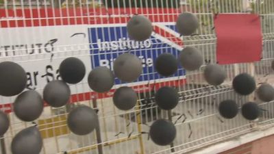 Lazos y globos negros para recordar a la adolescente fallecida en Azuqueca por intoxicación