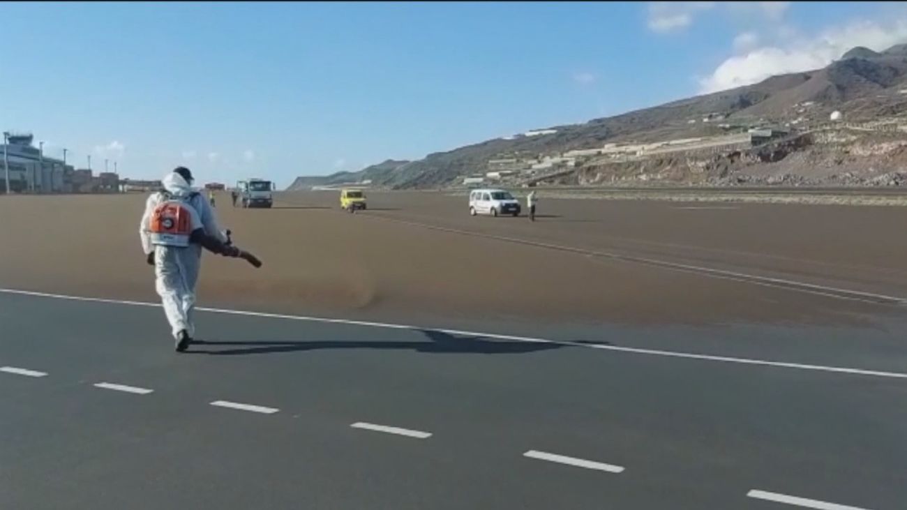 Limpieza de la ceniza en las pistas del aeropuerto de La Palma