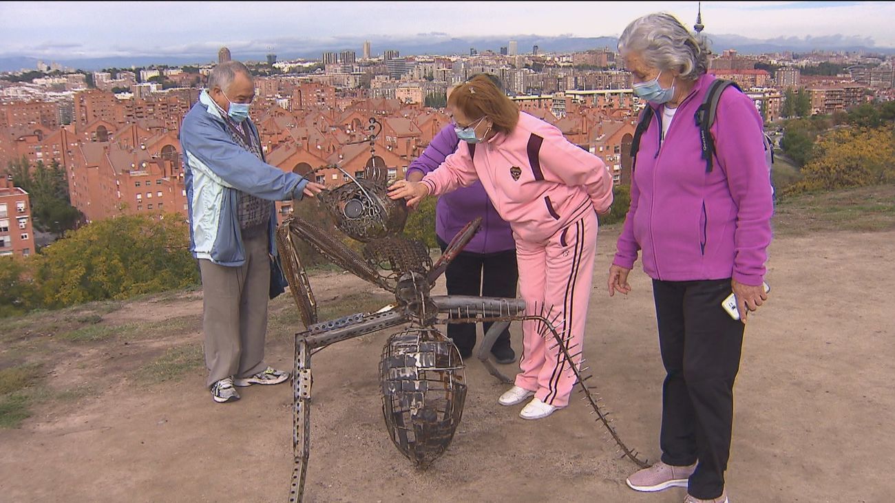 El Ayuntamiento retira la hormiga gigante del cerro vallecano del Tío Pío