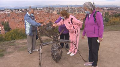 El Ayuntamiento retira la hormiga gigante del cerro vallecano del Tío Pío