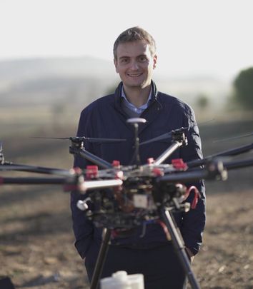 Juan Carlos Sesma, CEO de CO2 Revolution, con uno de los drones / CO2 REVOLUTION