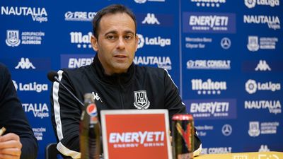 Fran Fernández, revulsivo sin efecto en el Alcorcón tras diez partidos y ninguna victoria