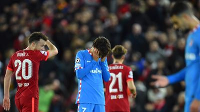 2-0. El Atlético cae en Anfield y se complica los octavos