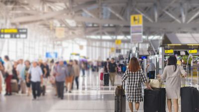 La Comunidad de Madrid pide a Marlaska refuerzos en el control de pasaportes en el aeropuerto de Barajas